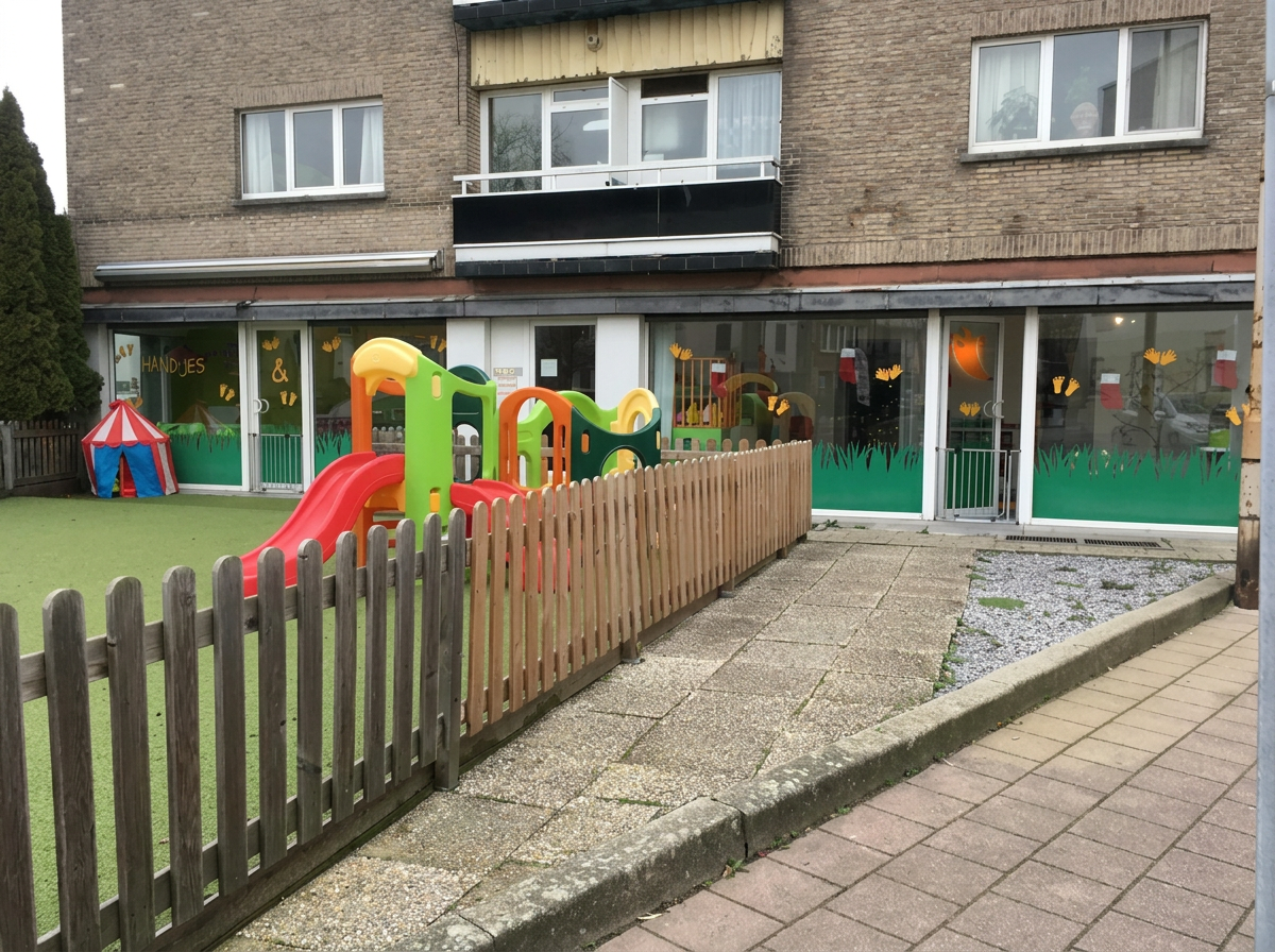 Voorgevel van Handjes en Voetjes met buitenspeeltuin